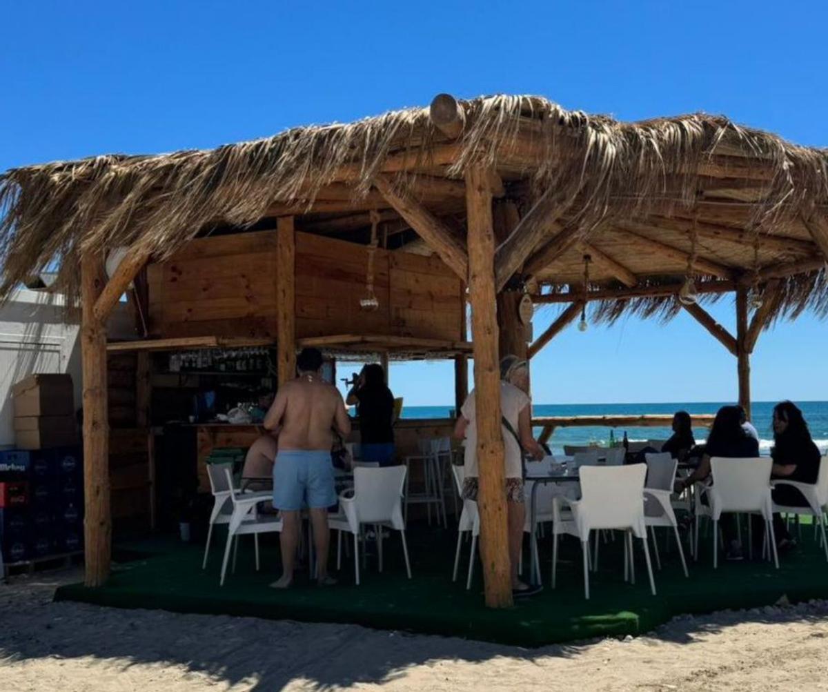 Los dos chiringuitos ya están abiertos en la playa Morro de Gos. | EVA BELLIDO