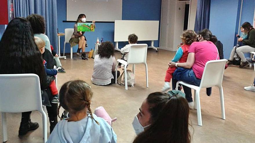 Cuentacuentos infantil en la biblioteca Juan Compañel.   | // FDV