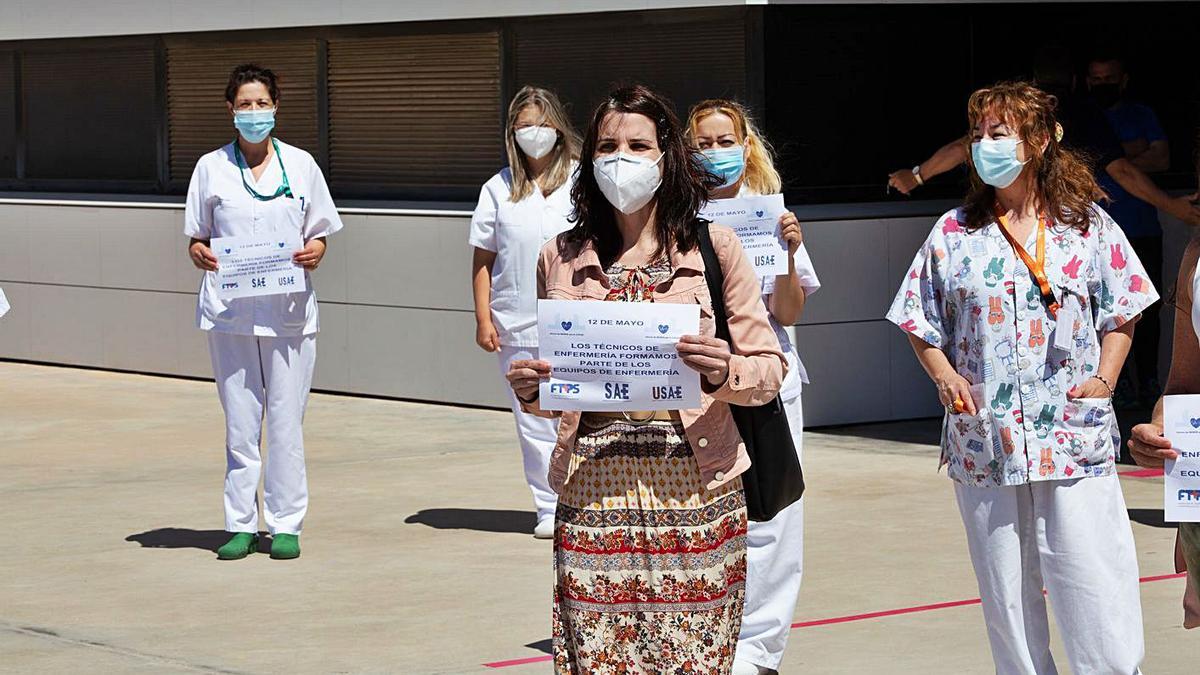 Concentración de protesta de los auxiliares de enfermería frente al nuevo hospital. | VICENT MARÍ