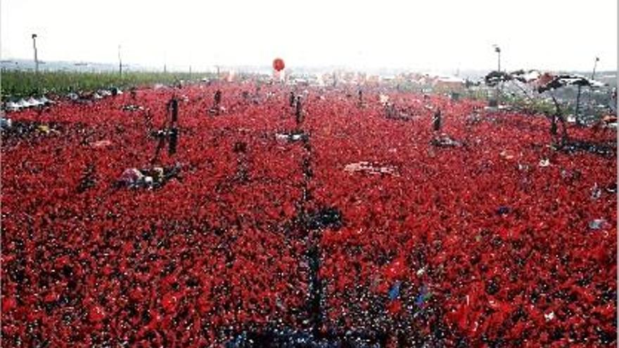 Més d&#039;un milió de turcs feien onejar la bandera nacional durant el míting anticolpista al recinte Yenikapi.