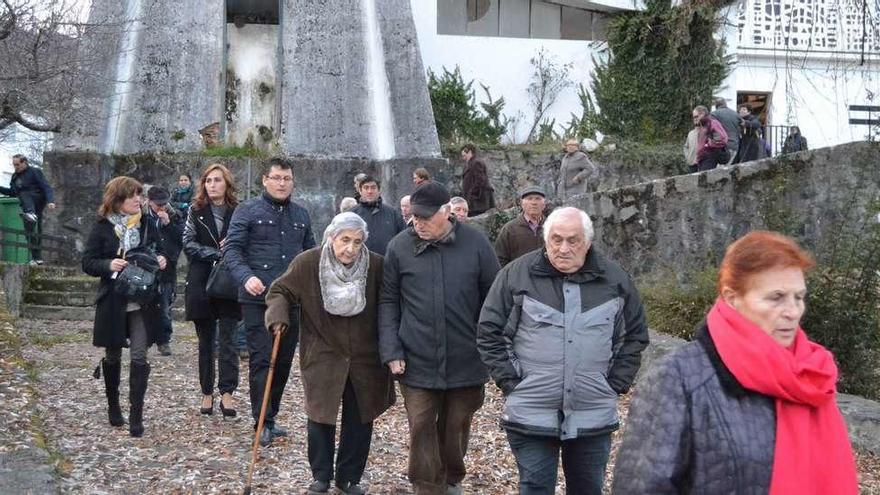 Personas asistentes a la celebración de la misa en recuerdo a las víctimas de la tragedia, a la salida de la iglesia de Ribadelago.