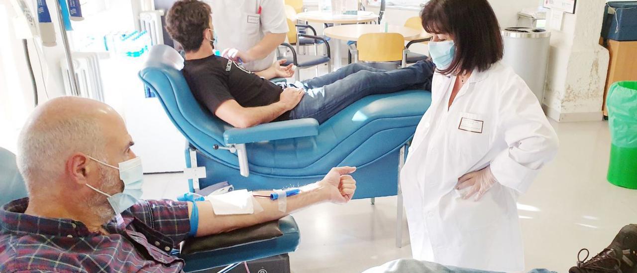 Vigueses donando sangre ayer en el hospital Nicolás Peña.