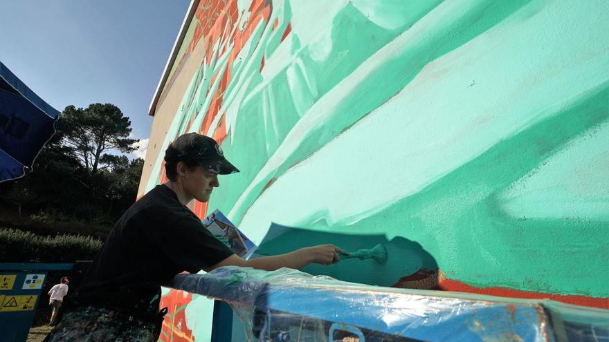 Eloise Gillow elaborando un mural de diez metros en Conxo / JESÚS PRIETO