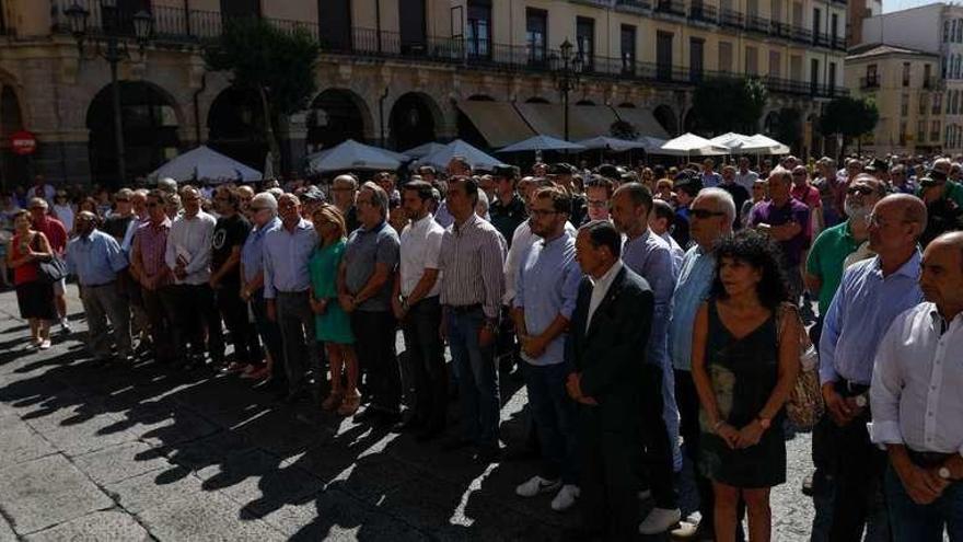 Multitudinaria concentración silenciosa presidida por las autoridades en la Plaza Mayor de la capital.