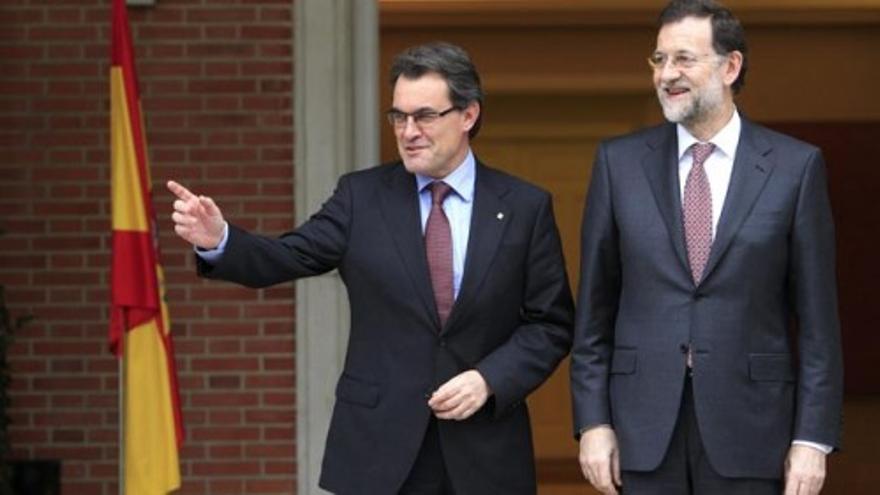 Rajoy al recibir a Mas en la Moncloa: "Vivo en el lío"