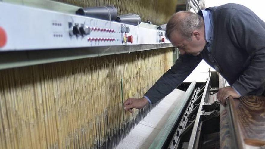 Uno de los telares de una pequeña fábrica de producción de alfombras de lana de Crevillent.