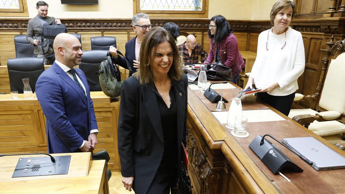 María Mitre, edil de Hacienda, sale sonriendo del Pleno tras la aprobación presupuestaria rodeada de la Alcaldesa y otros compañeros de Foro.