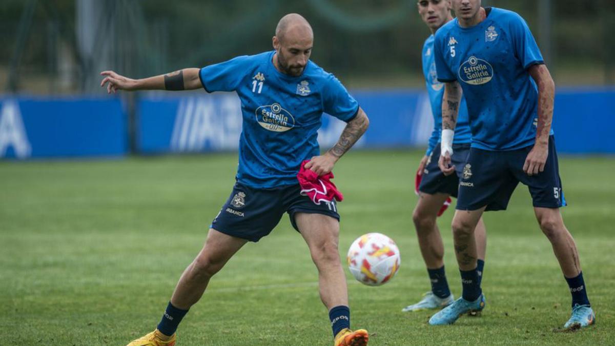 Gorka golpea el balón ayer en Abegondo. |  // CASTELEIRO / ROLLER AGENCIA