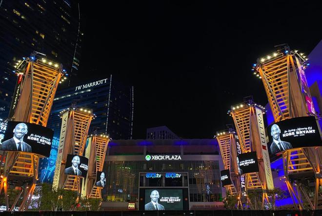 Las pantallas rinden homenaje a Kobe Bryant en la LA Live Plaza enfrente del Staples Center después de conocerse la muerte en accidente de helicóptero de Kobe Bryant, su hija de 13 años y 7 personas más, incluyendo el piloto, en cerros de Calabasas,