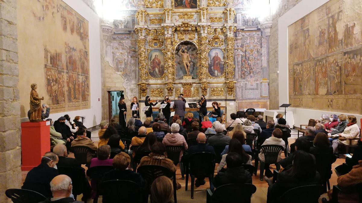 Orquesta Euroamericana en un concierto ofrecido en una iglesia de Toro