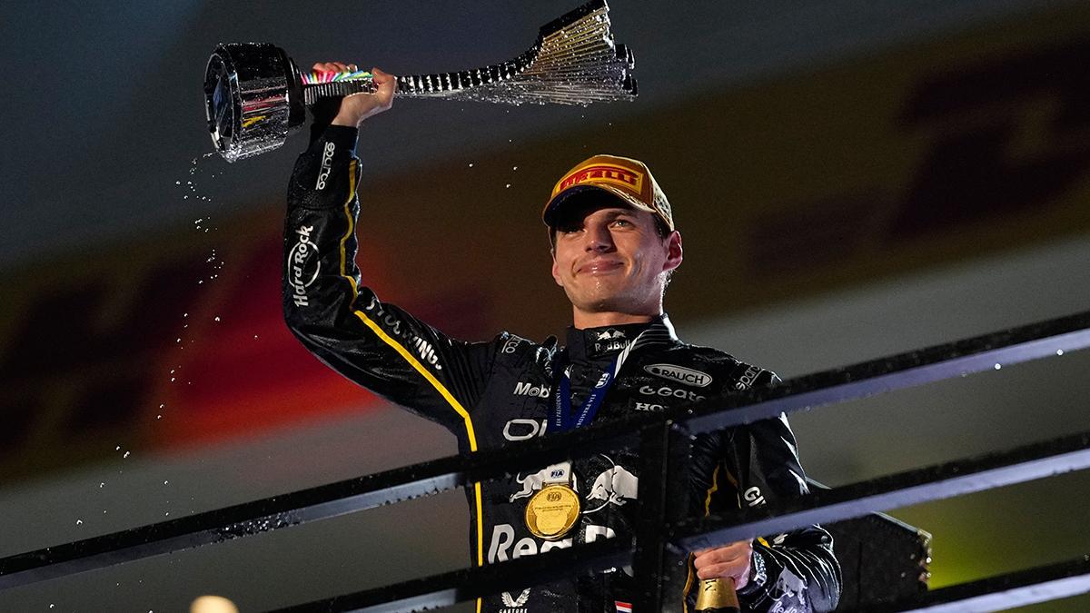 Max Verstappen en el podium tras vencer el GP de Las Vegas