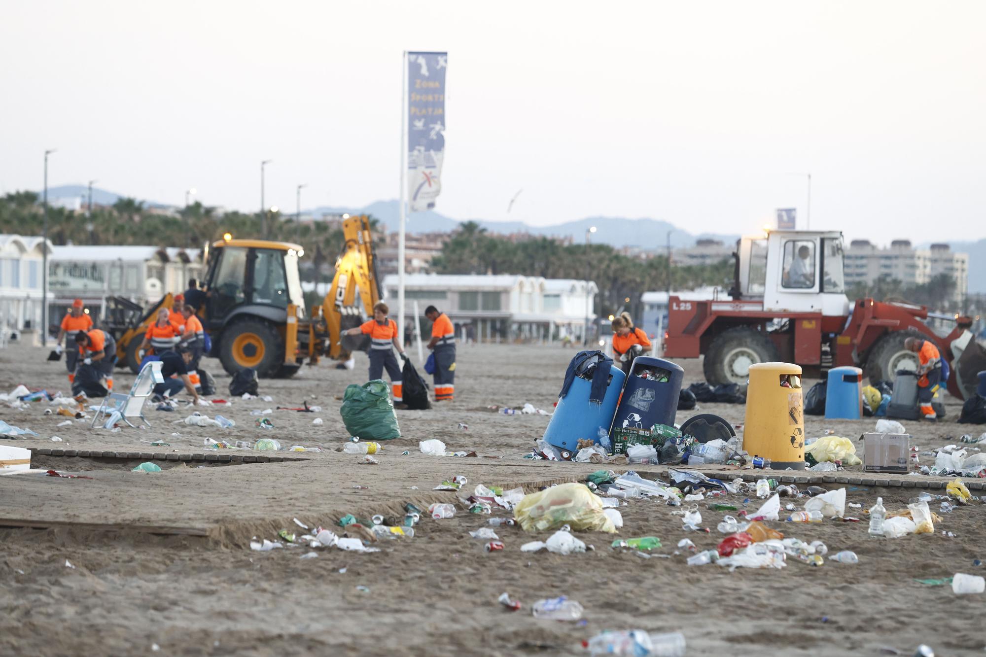 Así fue el desalojo y la limpieza tras la noche de San Juan