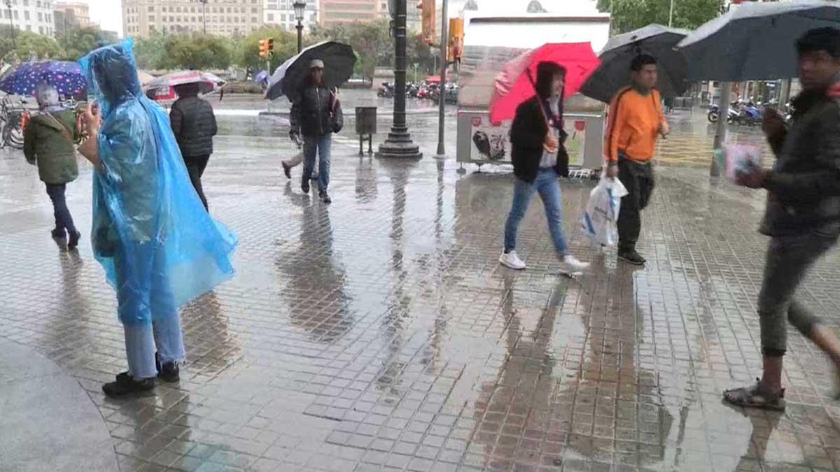 Jornada otoñal de lluvias en la primavera de Barcelona.