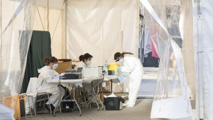 Carpa a l’exterior del CAP Bages, a Manresa, per fer tests d’antígens | ARXIU/MIREIA ARSO