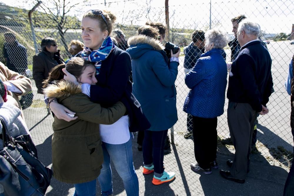 Visita a los familiares a los trabajadores encerrados en las instalaciones de Alcoa