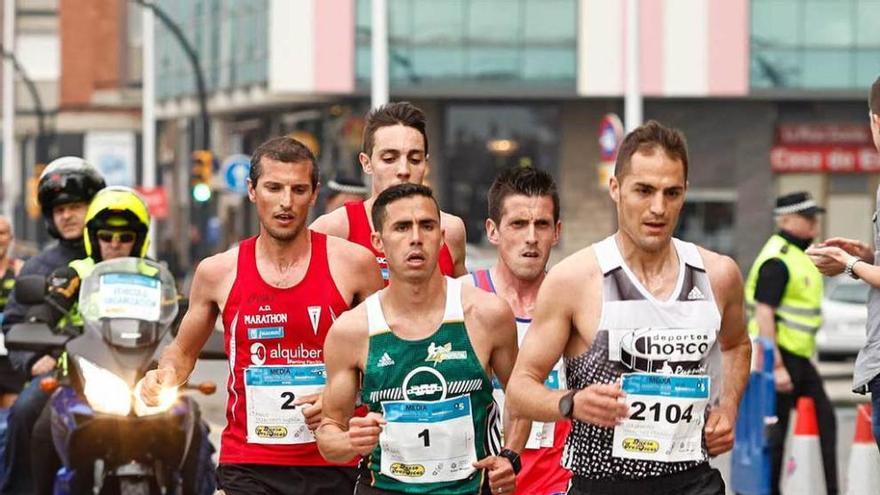 Grupo de cabeza en la Media maratón del pasado año.