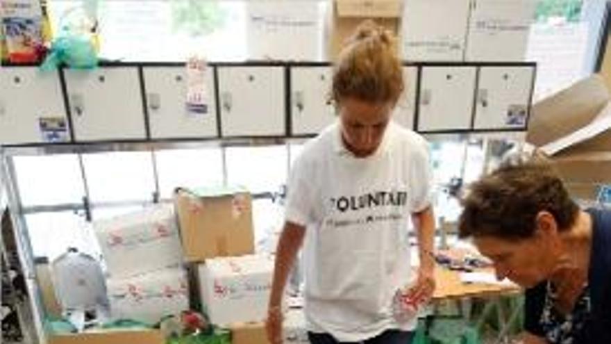 Una voluntària i una donant al recapte del Mercadona de Platja d&#039;Aro.