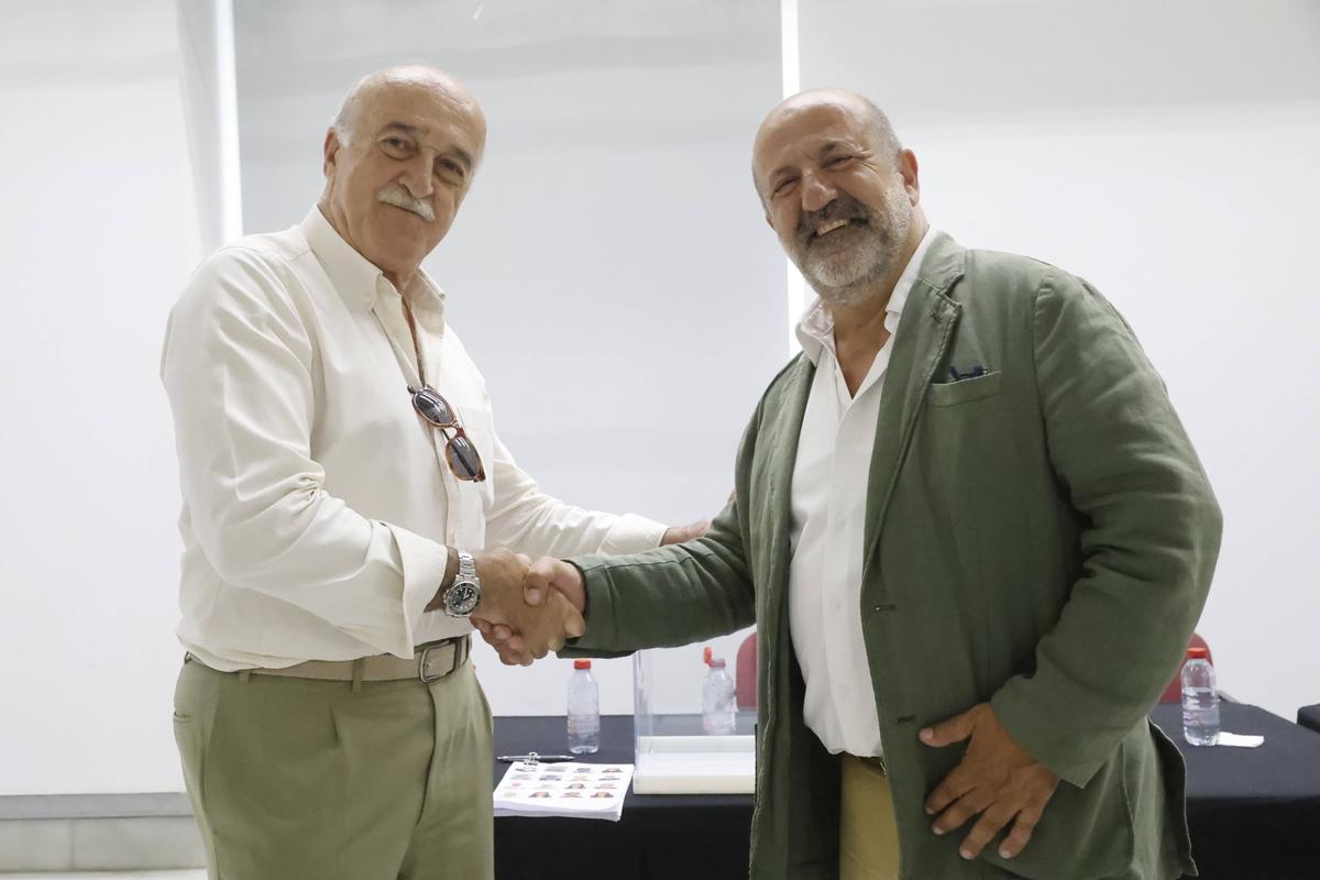 El anterior presidente, Juan Eusebio Benítez, estrecha la mano a Víctor Manuel Díaz tras ser elegido presidente