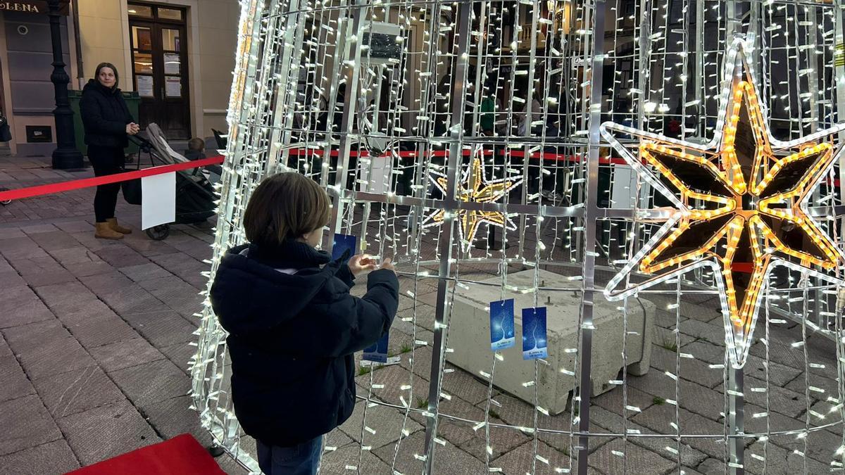 El "Árbol de los deseos" ilumina Ribadesella