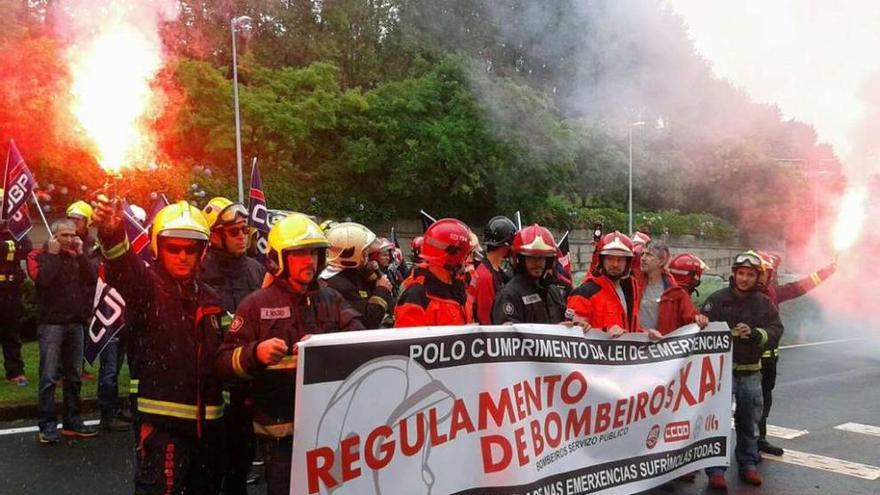 Algunos de los bomberos, entre ellos los de O Morrazo, en la protesta de ayer en Santiago. // FdV