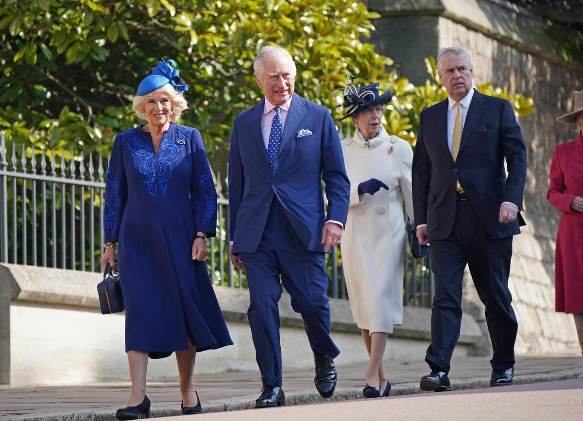 La familia real británica celebra la misa de Pascua en Windsor. En la imagen, el rey Carlos III y la reina consorte Camila, el príncipe Andrés y la princesa Ana.