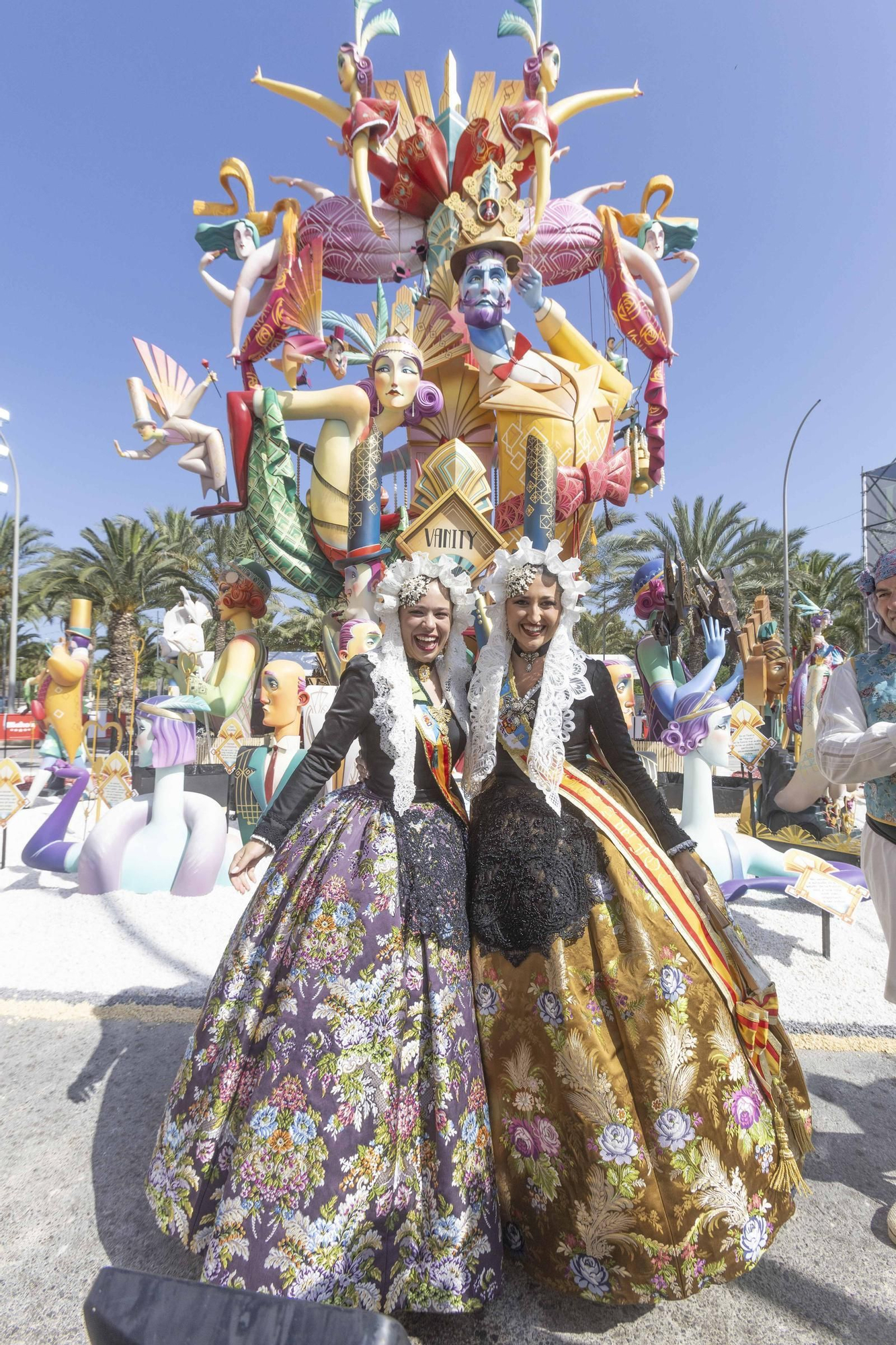 Baver - Els Antigons gana por primera vez el premio a la mejor hoguera de Alicante