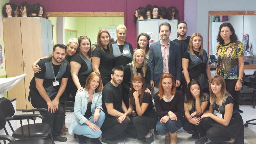 El director del Servicio Canario de Empleo, Alejandro Martín López, con los integrantes del proyecto Adsis.