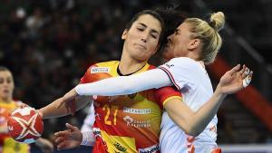 zentauroepp51386813 netherlands  jessy kramer  r  vies for the ball with spain s191215140108
