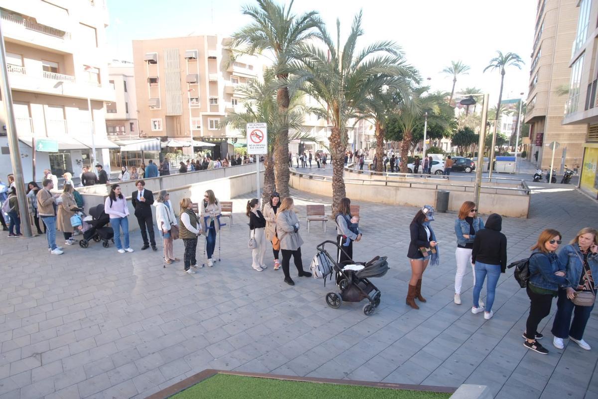 Las colas han llegado a las calles adyacentes al Centro de Congresos de Elche.