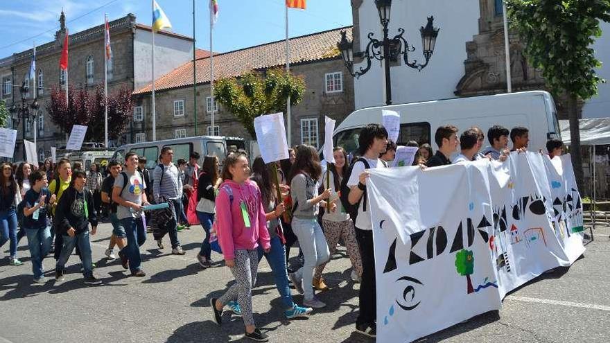 Cabeza de la manifestación "Cidade con ollos de poesía", ayer, en el Paseo da Corredoira de Tui. // E.G.