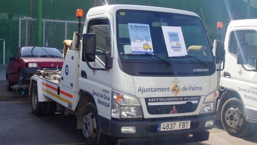 Una de las grúas municipales que presta servicio en Palma.