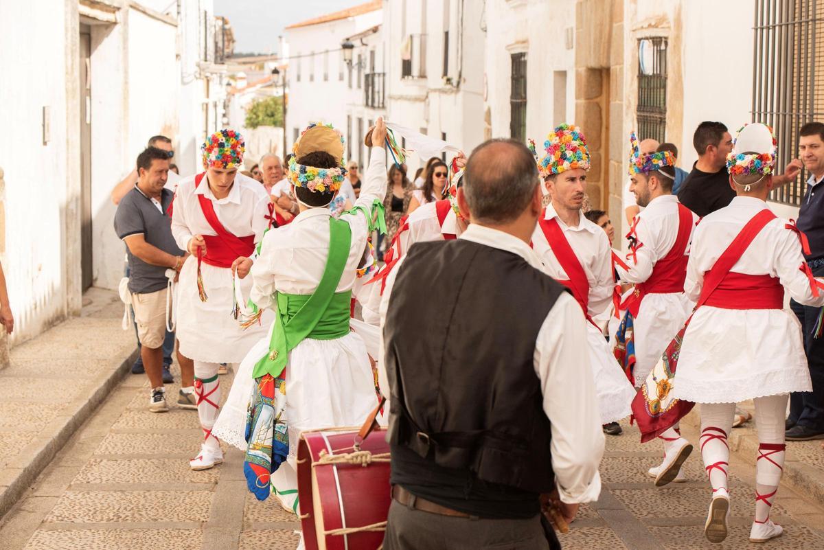 El tamborilero anuncia la llegada de la fiesta en Fregenal de la Sierra.