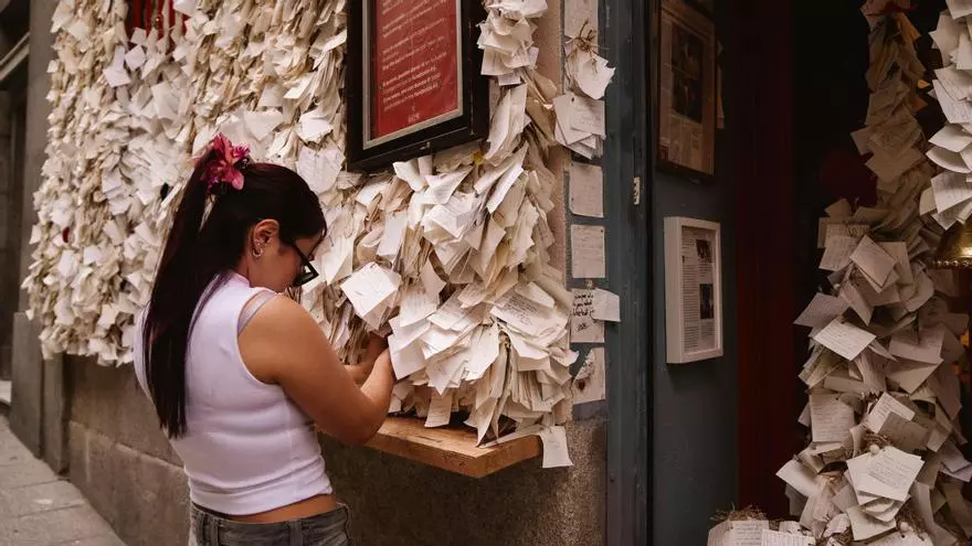 El muro de Madrid que miles de personas visitan para hacer realidad sus deseos: "Todo empezó con un pequeño árbol"