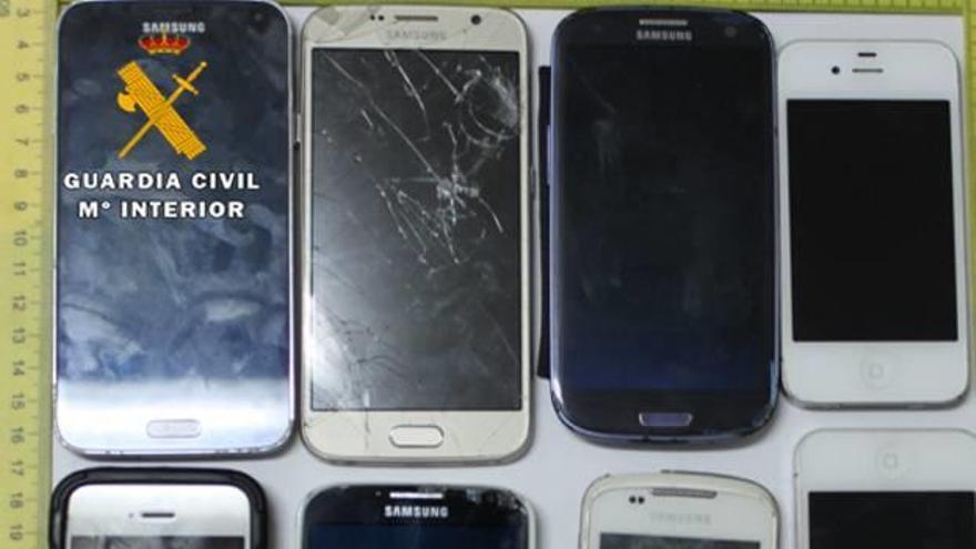 Teléfonos móviles robados recuperados por la Guardia Civil.