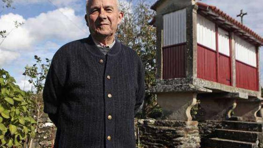 José Sarandeses, ante el hórreo de su vivienda.  // Bernabé/Luismy