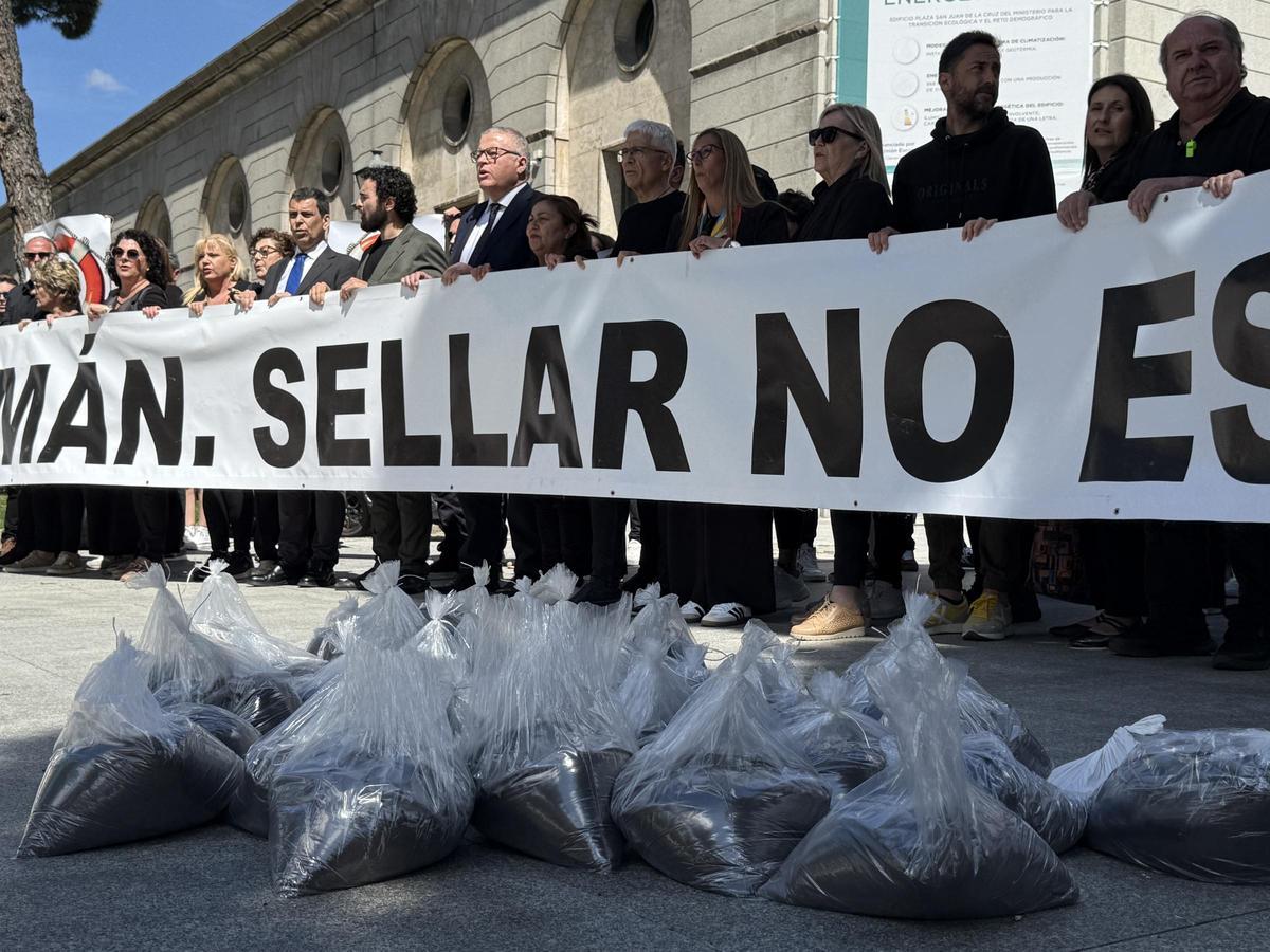 Los 35 sacos llenos de estériles mineros —procedentes de la bahía— representan los años de espera para buscar una solución al problema.