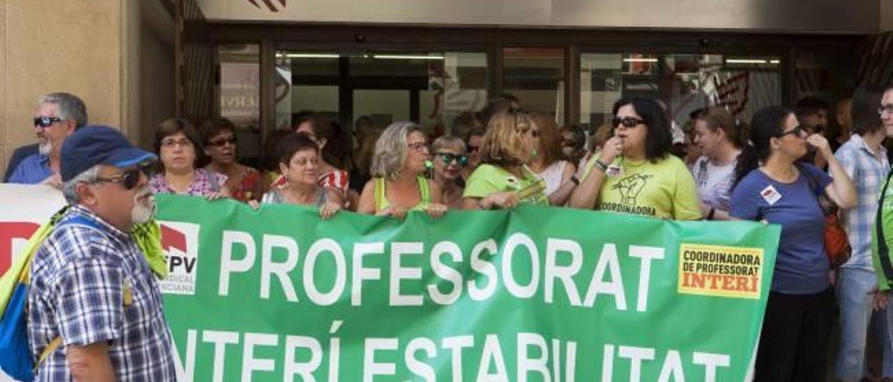Protestas y reclamaciones de los interinos ante la sede de Educación en Alicante.