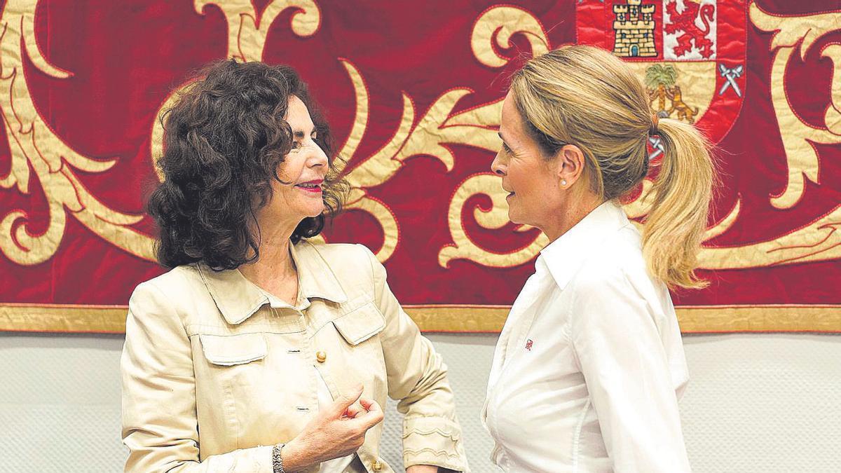 Matilde Asián, a la izquierda de la imagen, charla con la diputada Luz Reverón antes de una comisión parlamentaria.