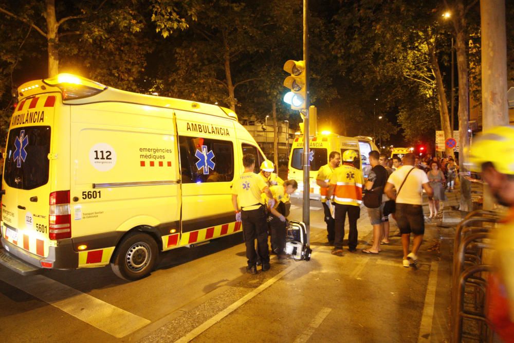 Un cotxe perd el control i atropella nou persones d'una terrassa de Girona