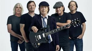 La banda AC /DC. De  izquierda a derecha: Cliff Williams, Phil Rudd, Angus Young, Brian Johnson y Stevie Young. 