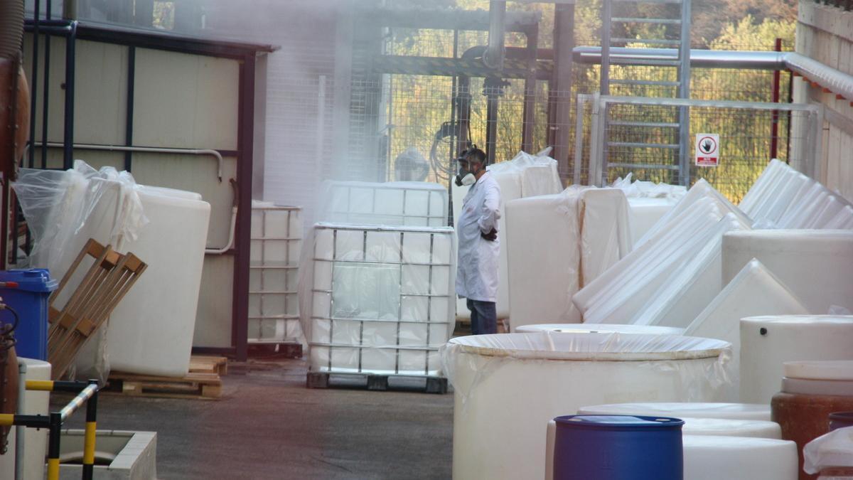 Un trabajador de la empresa afectada, Quality Chemicals, este viernes.