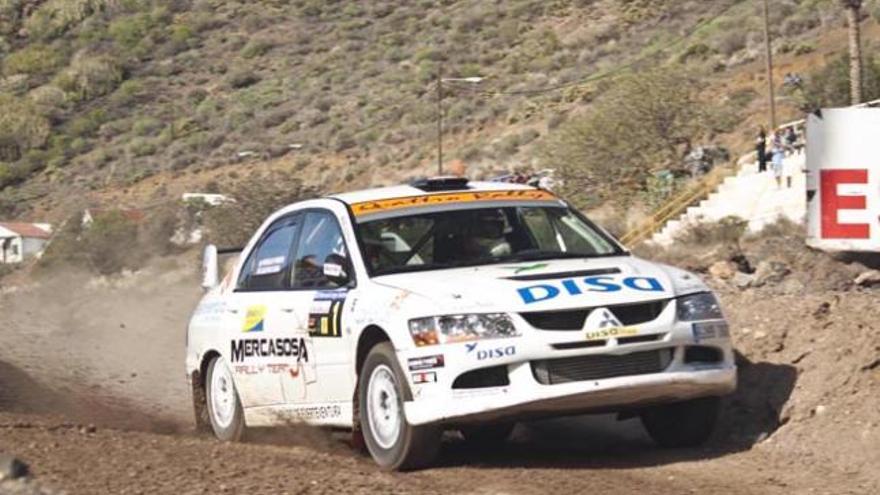 Gustavo Sosa-Rogelio Peñate, con EVO-IX, en acción en el Circuito Islas Canarias en el último slalom de la temporada. | eduardo viera