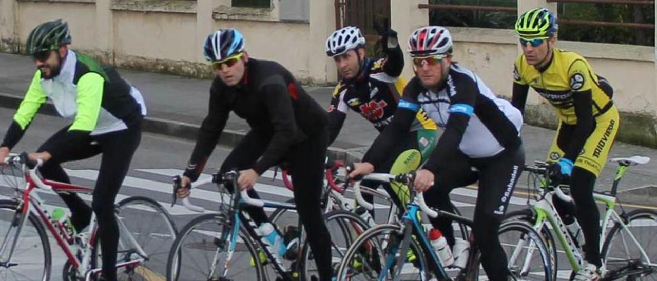 Un grupo de ciclistas, ayer a su paso por Pola de Siero.