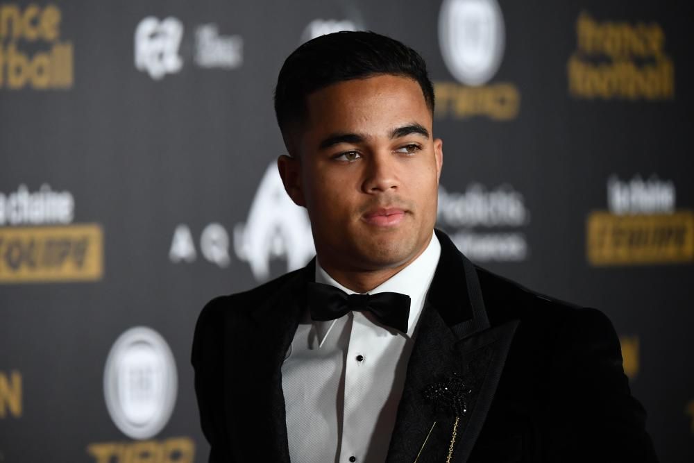 As Rome's Dutch midfielder Justin Kluivert, son of Patrick Kluivert poses upon arrival at the 2018 FIFA Ballon d'Or award ceremony at the Grand Palais in Paris on December 3, 2018. - The winner of the 2018 Ballon d'Or will be revealed at a glittering ceremony in Paris on December 3 evening, with Croatia's Luka Modric and a host of French World Cup winners all hoping to finally end the 10-year duopoly of Cristiano Ronaldo and Lionel Messi. (Photo by FRANCK FIFE / AFP)