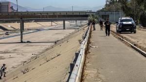 De acuerdo con información de la Secretaría de Seguridad y Protección Ciudadana Municipal (SSPCM) de Tijuana, el suceso ocurrió el pasado 11 de febrero, cuando los migrantes estaban intentando cruzar el muro y fueron abordadas por varias personas quienes los agredieron con rocas hasta causarles la muerte. Imagen de archivo. EFE/Joebeth Terriquez