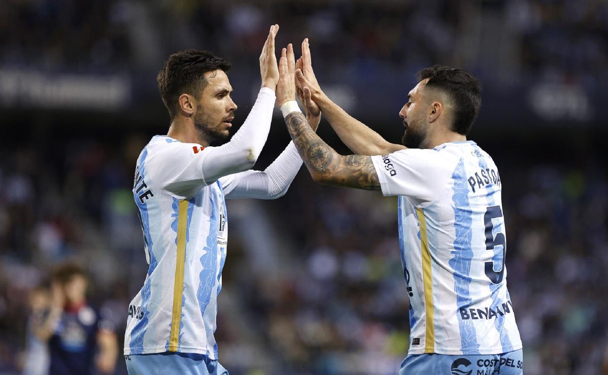 Nelson Monte y Álex Pastor se felicitan durante un partido.