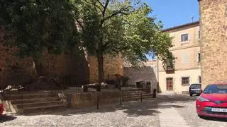 La misteriosa cara escondida entre las piedras de un enclave a un paso de la Plaza Mayor de Cáceres