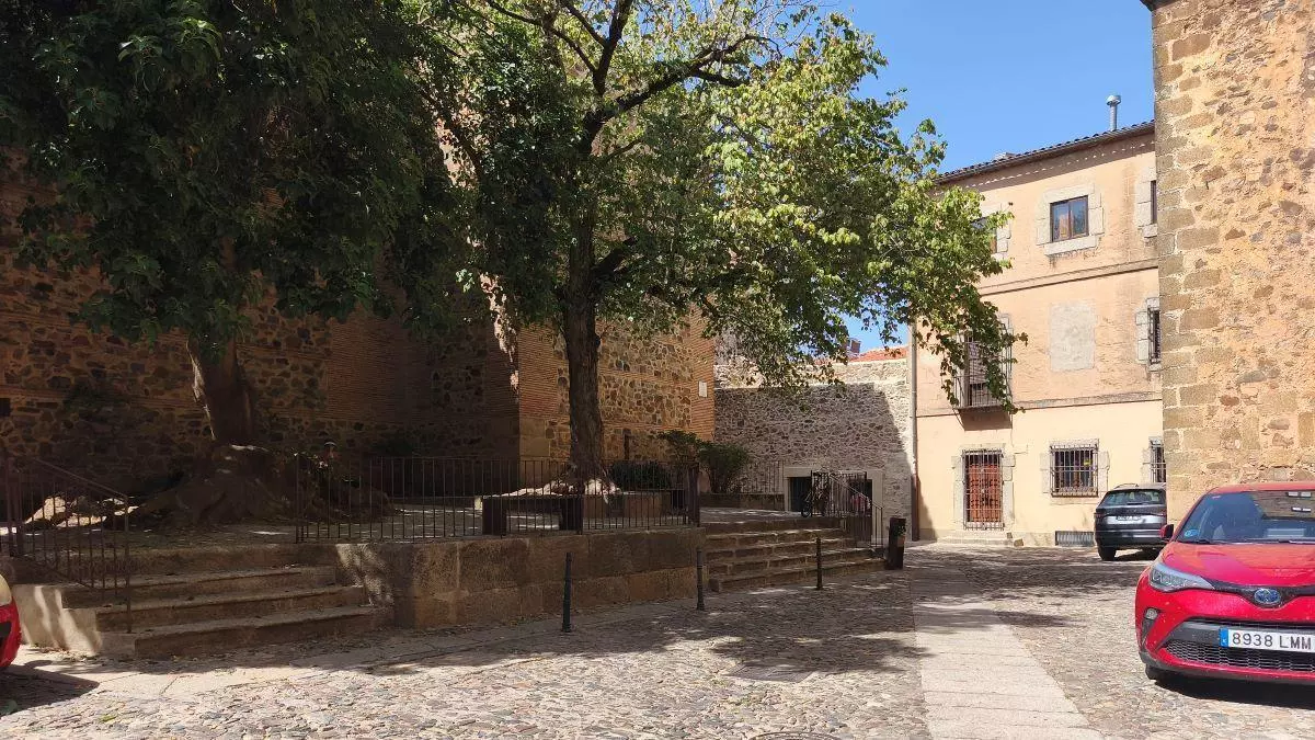 La misteriosa cara escondida entre las piedras de un enclave a un paso de la Plaza Mayor de Cáceres