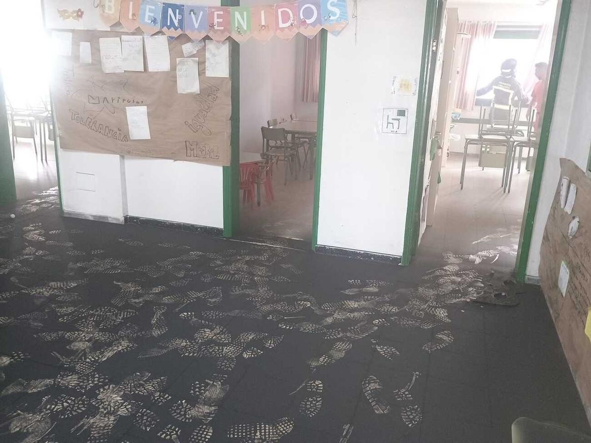 Un incendio afecta a tres aulas del colegio Los Geranios, en Arrecife