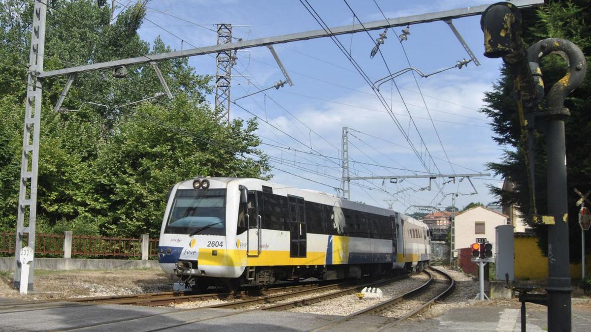 Un tren, entrando a la estación de Pola de Siero.